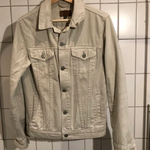 Asos jeansjacka  - Jeansjacka med fickor från Asos i storlek XS (herr). Off white/beige. Använd fåtal gånger. Köparen står för frakten🥰