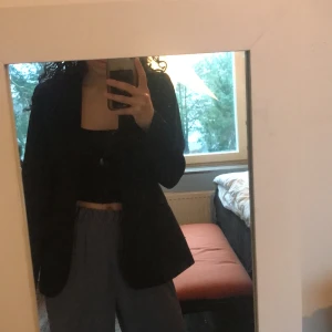 Svart kavaj - Svart, otroligt fin kavaj från H&M som fungerar både till vardags och till fest! Passar både S och M beroende på önskad passform! På mig som har S sitter den jättebra, inte för tajt men inte  oversized. Frakt ingår ej!