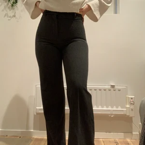 Kostymbyxor - Mörkgråa kostymbyxor från zara som tyvärr inte kommer till användning, knappt använda så dom är som nytt skick😇