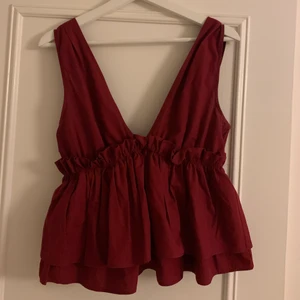 Zara topp  - V -ringad topp både fram och bak med en liten volang. Använd 2 gånger. Nypris 400kr. Köparen står för frakten (50kr)