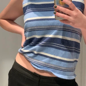 Randigt linne/väst i bomull - Randigt linne/väst i bomull! Min mammas gamla tröja från 90talet. Supermjuk o fin. 