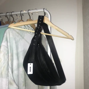 Midjeväska - Helt ny bumbag från bikbok! Något större o rymligare och går att justera i bandet❤️
