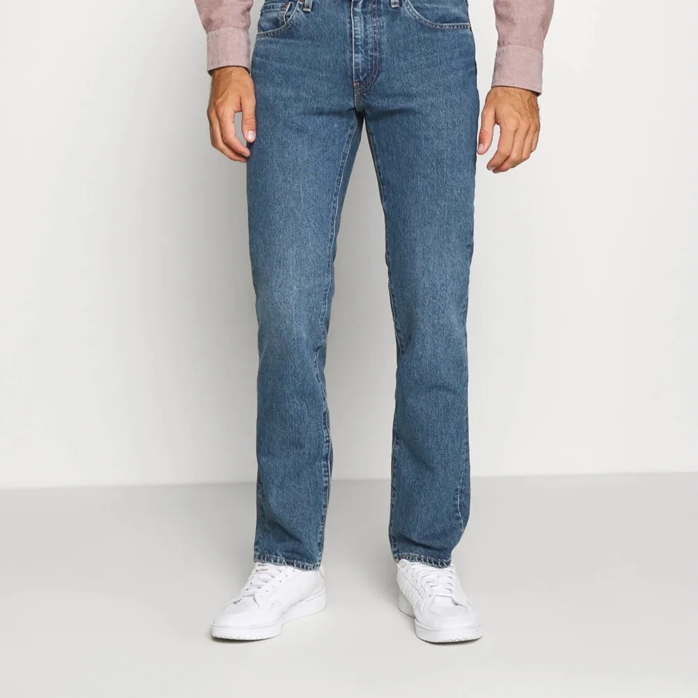 Hej! Säljer ett par Levis jeans som är använda extremt få gånger. Dem säljs pga att dom inte passade min brorsa som han ville. Dem är i extremt bra skick och priset kan diskuteras vid snabb affär. (Ny pris 1199kr) i normal storlek är dom strl M. Jeans & Byxor.