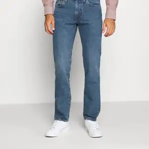 Hej! Säljer ett par Levis jeans som är använda extremt få gånger. Dem säljs pga att dom inte passade min brorsa som han ville. Dem är i extremt bra skick och priset kan diskuteras vid snabb affär. (Ny pris 1199kr) i normal storlek är dom strl M
