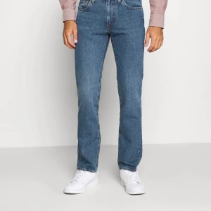 Levis jeans 511 W31 L32 - Hej! Säljer ett par Levis jeans som är använda extremt få gånger. Dem säljs pga att dom inte passade min brorsa som han ville. Dem är i extremt bra skick och priset kan diskuteras vid snabb affär. (Ny pris 1199kr) i normal storlek är dom strl M