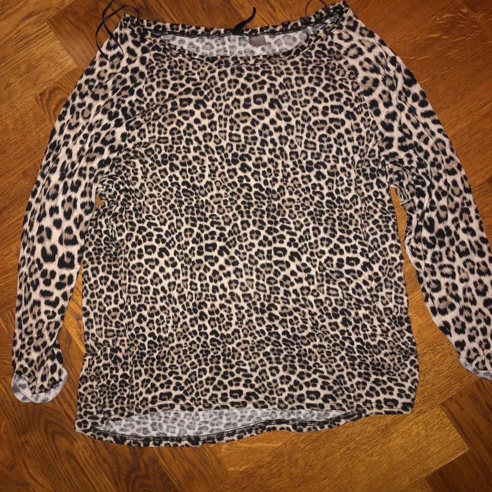 En lång armad leopard tröja som har väldigt skön material! Köparen betalar frakt!. Skjortor.