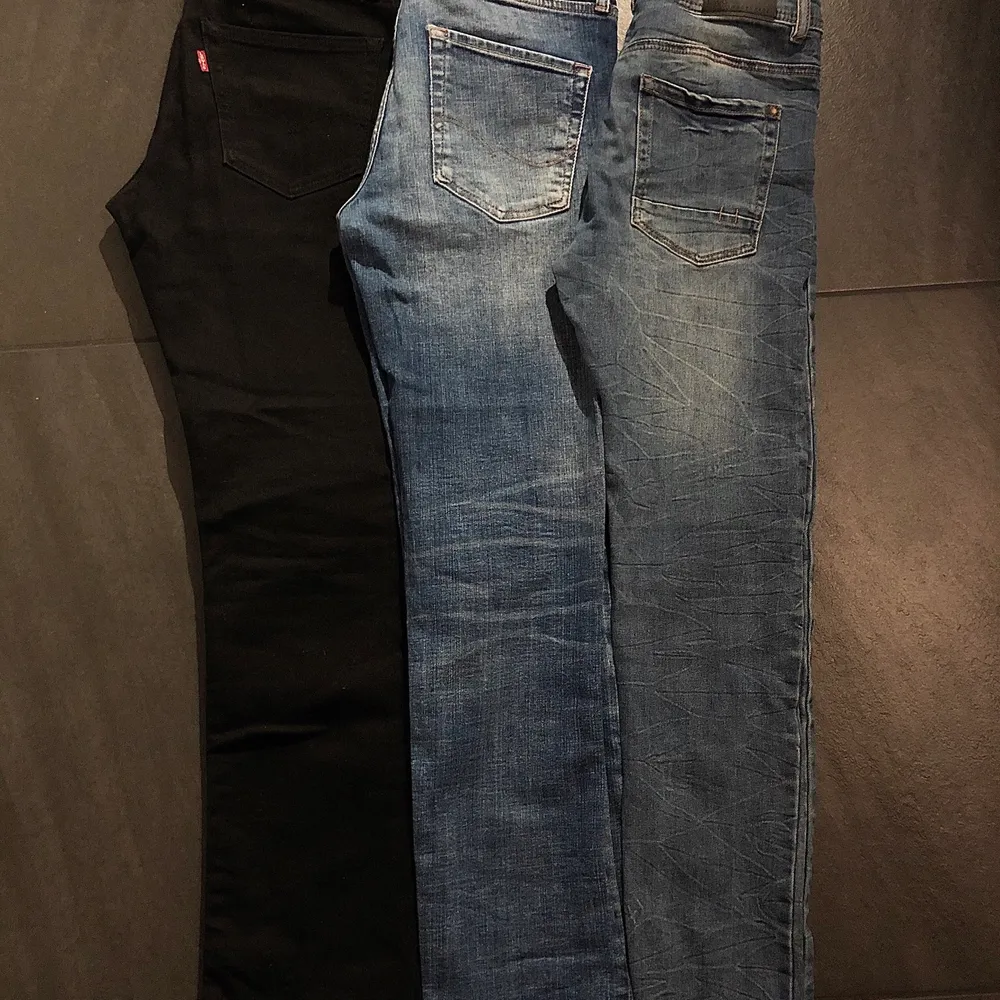 Svarta Levis Jeans, Straight fit storlek 32x30 350kr, Jack&Jones jeans storlek 36 150kr, Kappahl jeans Lab Industries storlek 36 100kr. Jeans & Byxor.