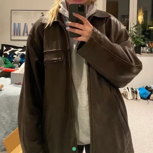 Brun skinnjacka - Säljer denna as snygga bruna skinnjackan av äkta läder! Jackan är i perfect skick och är köpt här på Plick. Buda över 350! ⚡️ (Bilderna är tagna från föregående säljaren) 