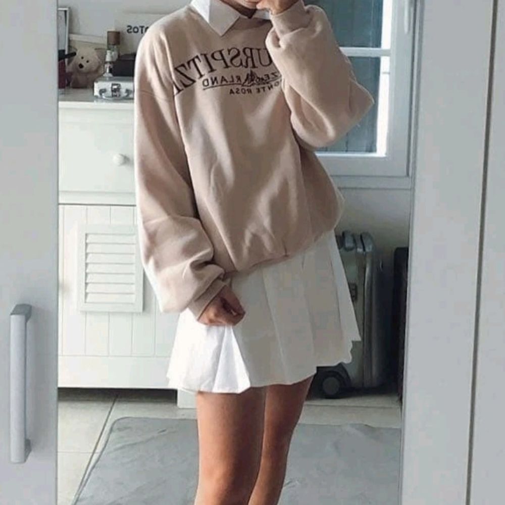 Intressekoll på denna extremt fina sweatshirt från shein🥺🤍Den är så fin, men tycker tyvärr inte att den passar mig🥺 Materialet är tjockt, så den passar perfekt nu på kallare dagar. Endast använd 1 gång! Storlek L och passar oversized på mig som är S/M i vanliga fall! Kostar 129 kr + frakt just nu på shein, men jag köpte den för 150+ frakt. Stöttar inte shein längre och tycker det är bättre att köpa secondhand, men tänkte bara informera om att den finns där ifall man inte vill köpa från mig. Bilderna är lånade från en recension på shein!. Tröjor & Koftor.