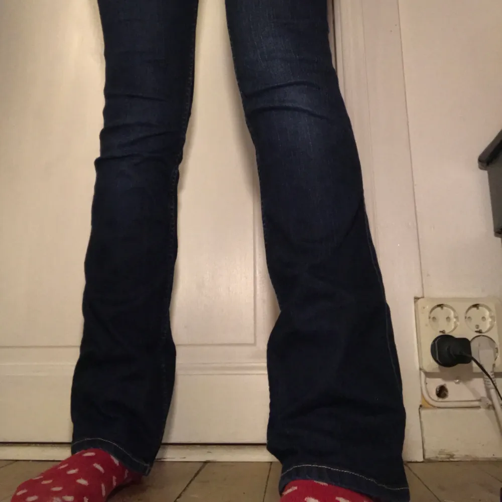Ett par mörkblåa low waist jeans från abercrombie i storlek slim 13/14. Jeans & Byxor.