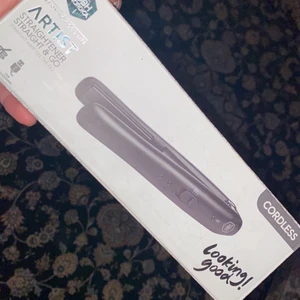 SLADDFRI PLATTÅNG - 🧸🤎🧸🤎🧸🤎INTRESSEKOLL PÅ MIN SJUKTTTTTTT ANVÄNDBARA ✨SLADDFRIA✨ PLATTÅNG!! Får perfekt plats i väskan och kan användas i 210 grader!! Man laddar den med usb och är fantastisk!! Dock har ja 2 stycken som jag inte använder ☺️🧸🤎🧸🤎🧸🤎🧸🤎 PRIS PÅ COCOPANDA ÄR 500kr 