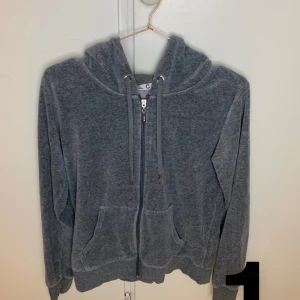 Zip up hoodie  - 1. Nästan aldrig använd, storlek M. Från cubs, fint skick, 70kr. 2. Nästan heller aldrig använd, storlek M(lite mindre i storleken) från lager 157. 70kr.  (Kan säljas tillsammans eller separat)