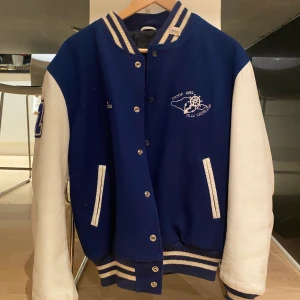 Fotball jacket - Säljer min superfina jacka pga jag ej får så mycket användning för den. Den är köpt i en vintage butik i London. Jag har använt den ett fåtal gånger och är i superfint skick. Den passar mig som är en XS men även en som är en M beroende på passform.