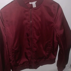 NLY trend  - Lätt bomberjacka i mörk röd, köptes inte så länge sen. Den passar jättebra! 