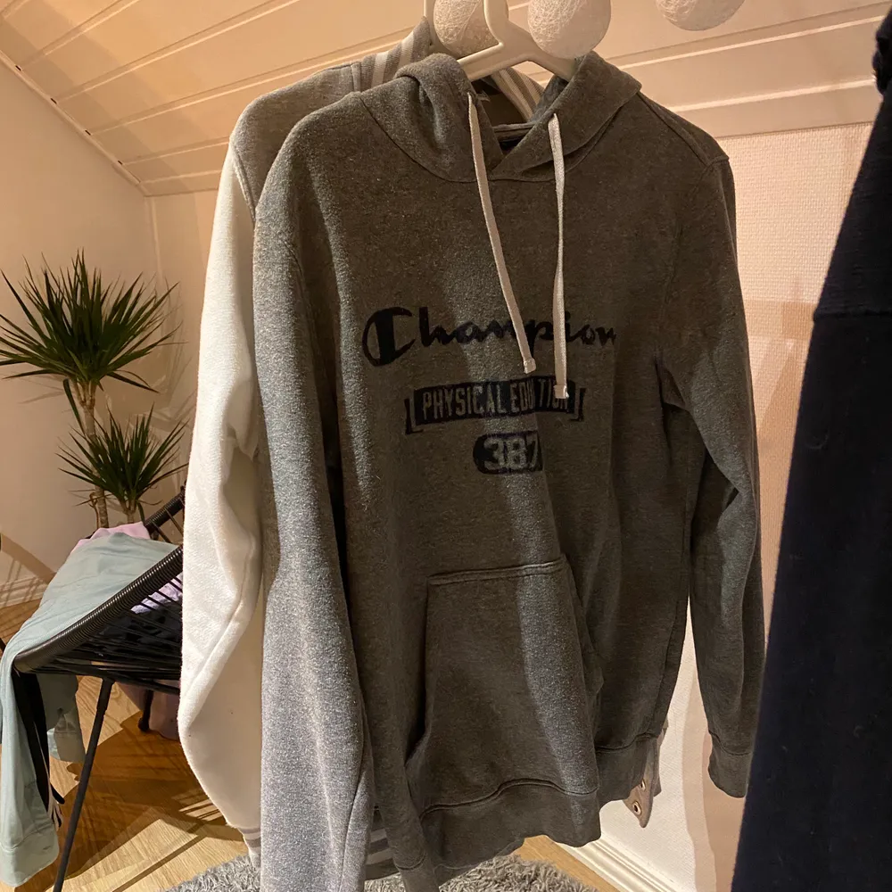 Champion hoodie i storlek S, men passar även M. Något nopprig men övrig i superfint skick! 100 kr + frakt 💕. Hoodies.