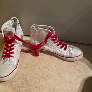 Vita skor med röda snören storlek 38-40
