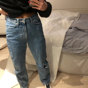 Weekday jeans - Säljer dessa snygga jeans från Weekday i modellen row. Jag har klippt ett hål på ena knät. 200+frakt. Du betalar för frakten💓💓