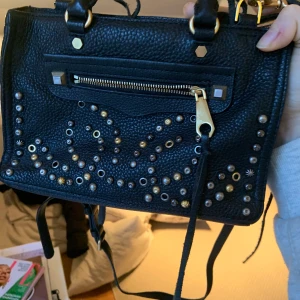 Rebecca Minkoff väska  - Superfin väska i perfekt storlek. Rymmer så mycket och det nödvändiga. Passar till alla outifts och i gott skick. Inga skador. Finns även en tillkommande dustbag. Kan frakta, du står för frakten. 
