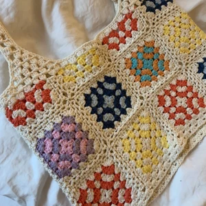 Linne mormorsrutor - Trendigt linne med mormorsrutor. Köpt second hand. Ca 25 cm hög och 38 cm bred. Frakt tillkommer på 49 elelr 55kr! 