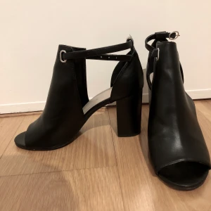 Klackar köpta på Din Sko - Jättesköna klackar som också är enkla att gå i! Sitter snyggt och går att justera med ankelbandet 