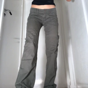 heart quake byxor - gröna cargobyxor, köpte dom pga lite inspo av hilary duff etc men insåg att de inte är min stil.. dock är dom väldigt fina🥲🥲 storlek 170, passar en xs. BUD 250+frakt