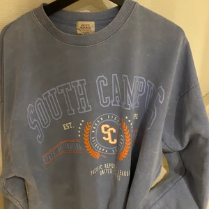 Collage tröja - Säljer denna riktigt sköna och snygga collage tröja. Använd några få gånger. Owerzied i storlek M