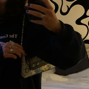 Axelväska - Unik axelväska köpt second hand :) ääälskar denna men kommer tyvärr inte till tillräckligt mycket användning :(