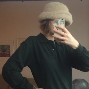 Grön Fila tröja med krage  - Skön, varm och snygg filatröja. Köpt på Humana. Bara använd en gång. Storlek 42, passar mig som är small/medium. 