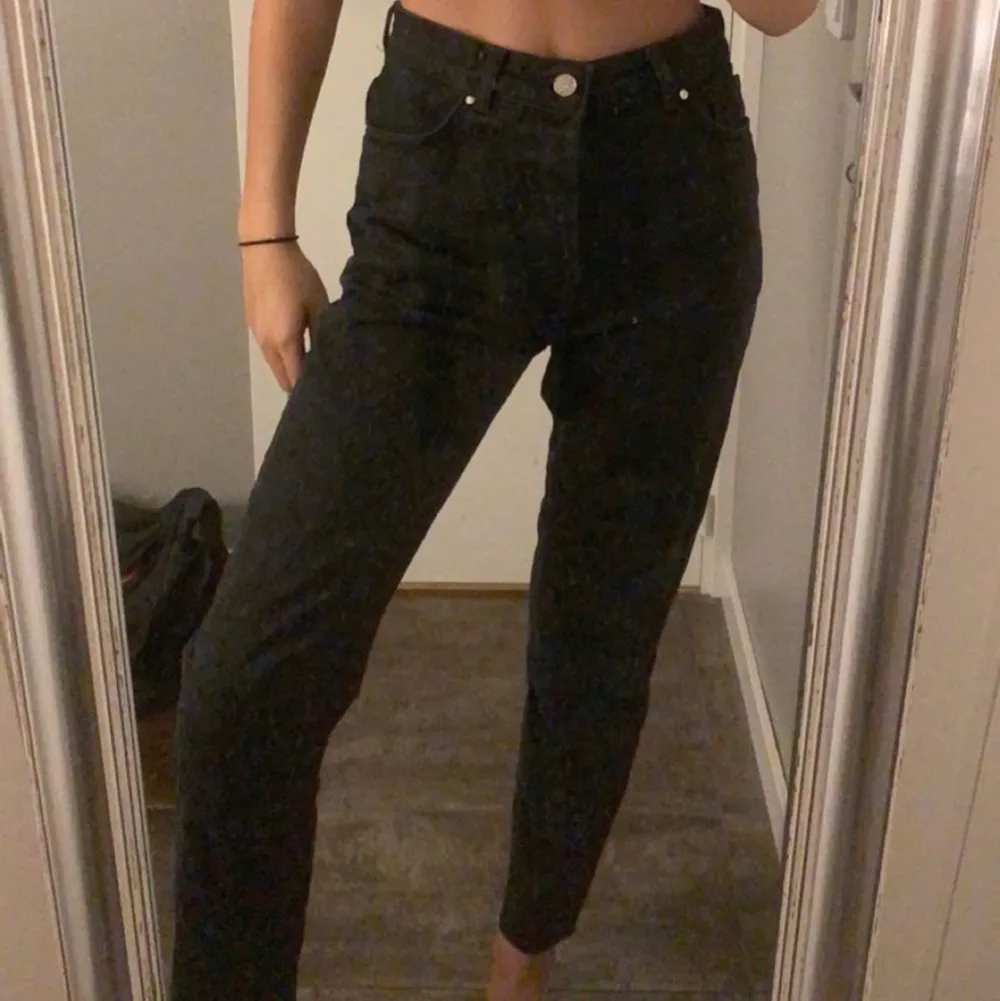 Svart mom jeans i storlek S. Jeans & Byxor.