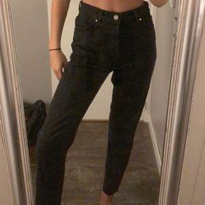 Svart mom jeans i storlek S