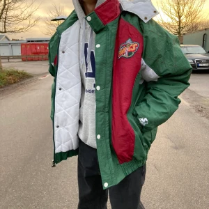 Starter varsity jacka - Säljer min skit coola starter varsity jacka. I en grön & vit färg, med vissa influenser av vinröd. Kontakta mig gärna för vidare funderingar eller frågor!🤩 säljer bara vid bra bud! 