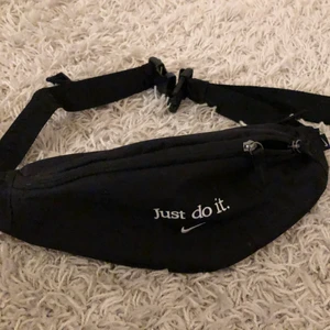Midjeväska Nike - Svart midjeväska från Nike, OANVÄND, kan fraktas, frakt ingår ej i priset