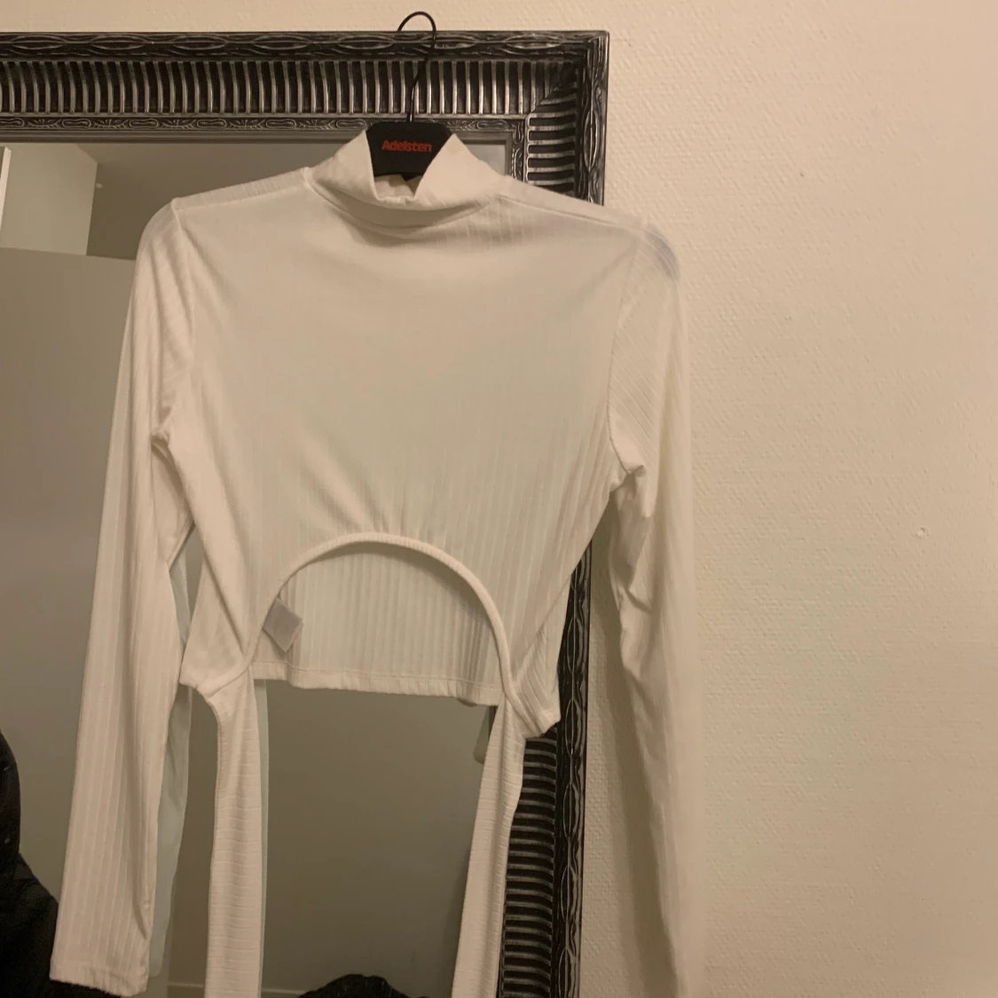 En vit tröja med öppen rygg - 90