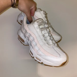 Nike air Max 95 - Stilrena nike airmax 95, använda endast ett par gånger, så näst intill nyskick! Köpare står för frakt.