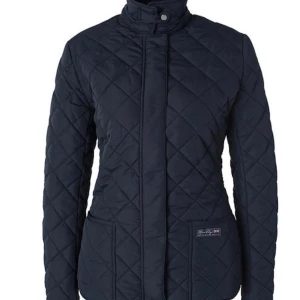 Vår- och höstjacka - Henri Lloyd jacka, kortare modell.  Nypris 2699kr. Jackan är använd 3 gånger under ett årstid.  Mycket fint skick. Passar årstiderna vår, sommar och tidig höst. Bud är välkommet och pris kan diskuteras. Första bilden är lånad för att ge en bild på jackans passform, skillnaderna är fickorna som sitter lite annorlunda och mönstret på jackorna skiljer sig.  Bud från 500kr, köparen står för frakten