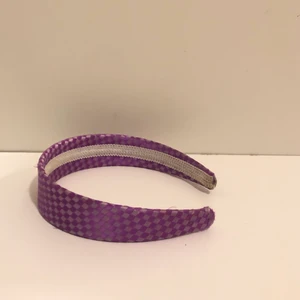 Gulligt rosa hårband  - Relativt gott skick, sällan använt. Rosa-rutigt mönster i glansig tråd, supergulligt och bekvämt! Lite nötta i ändarna tyvärr men det täcks ju av håret när man har på sig det :)) 