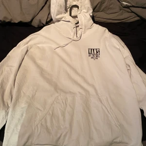 Vans hoodie - Vit vans-hoodie i bra skick. Använd väldigt få gånger, men eftersom jag har ocd är den smått urtvättad💅 pris kan diskuteras och frakt tillkommer! Säljer då jag tröttnat på den:)