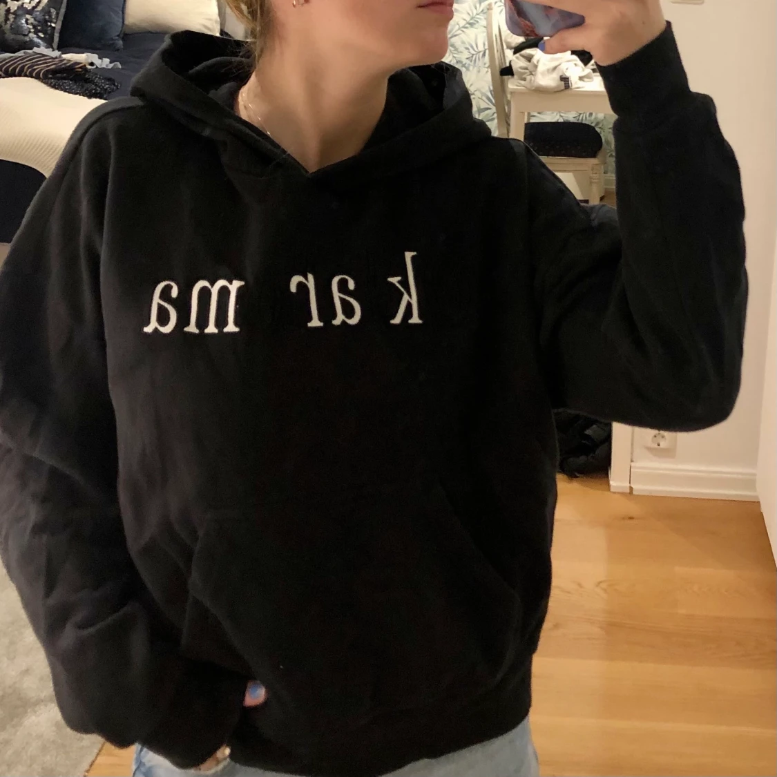 Svart hoodie från Pac Sun