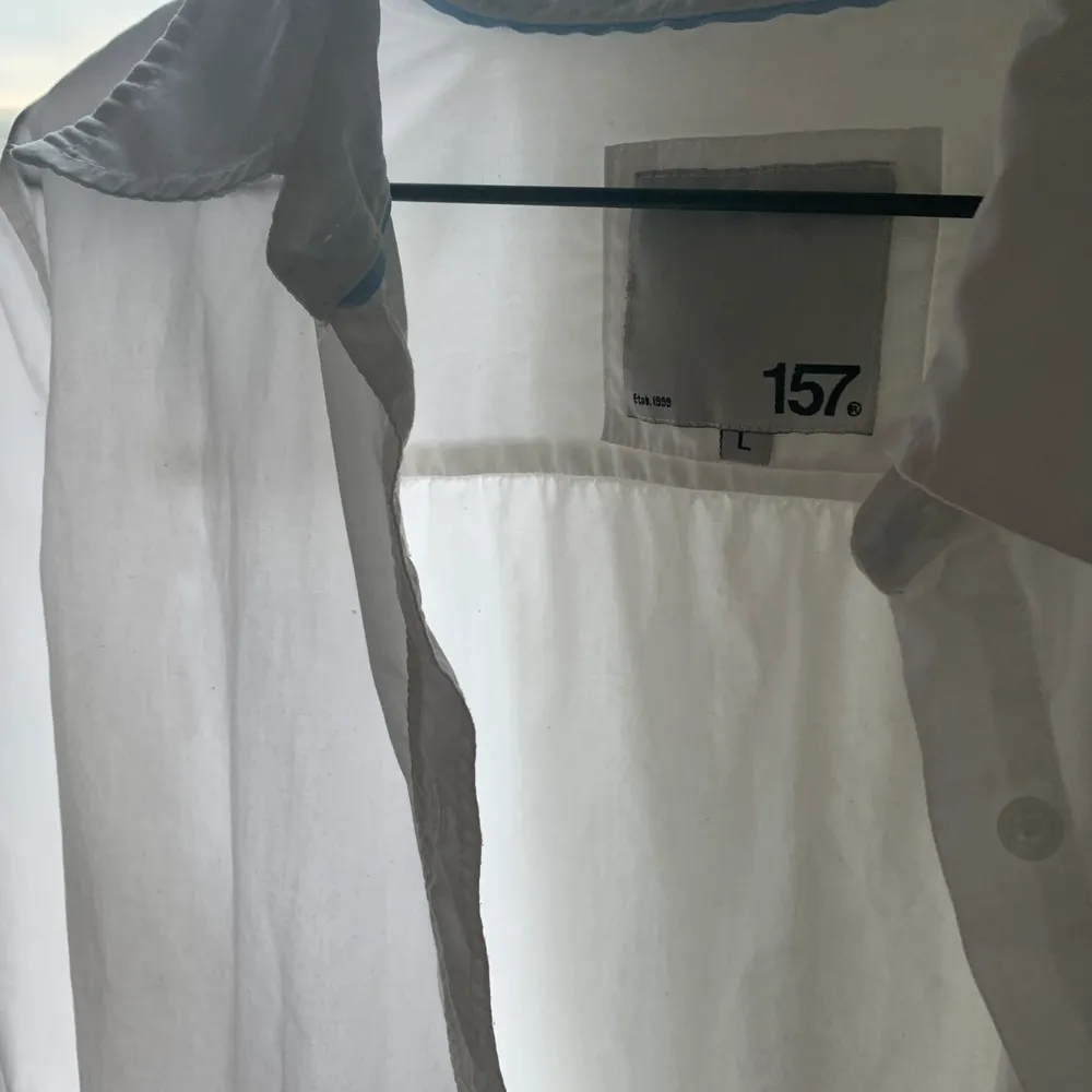 Två vita skjortor, väldigt oversized och snygga. Köpte secondhand och har aldrig använd. 60kr styck eller 100kr för båda❤️. Blusar.