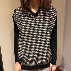 Oversized vest  - Snygg oversized vest, den är jättefin och supermysig men den är tyvärr lite för stor på mig :( från Kappahl ✨