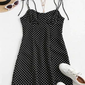 Jättesöt klänning från Zaful  - Prickig klänning med justerbara axelband då man knyter dom. Skriv för fler bilder, frakt tillkommer🖤