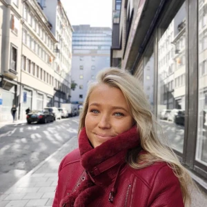 Röd fakeläderhacka med fuskpäls. Storlek 40 - Nästintill oanvänd röd jacka, varm och mysig från Bershka. Storlek 40, 600kr