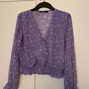 Lila Blus - Supersöt lila blus från bikbok. Fin att ha i vår med skinnkjol eller ett par stora jeans!
