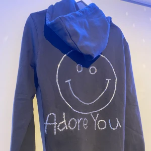Hoodie med rhinestones (prislapp kvar) - Har köpt en ny hoodie från H&M och designat den själv med rhinestones. Eftersom det är en oversise herr XS passar den både XS och S😊💕