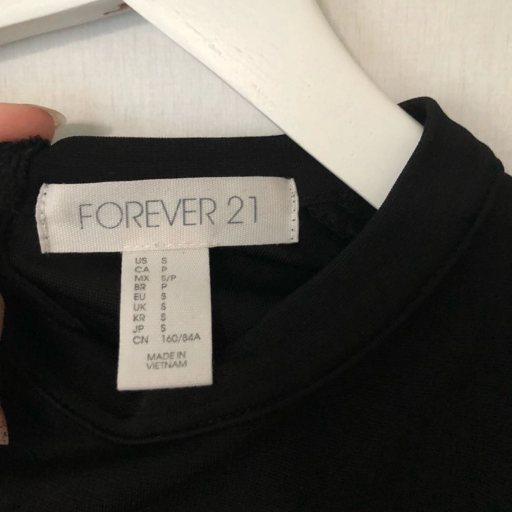 Svart body med öppen rygg från Forever 21. Endast testad. Passar XS också. Köparen står för frakt 💞. T-shirts.