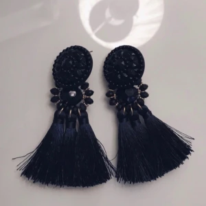  - Jättefina guld och marinblåa tofs-örhängen från H&M. Helt nya, aldrig använda. Frakten är inkluderad i priset. Betalning med swish