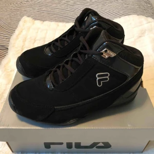  - Äkta Fila sneakers oanvända. Storlek 37,5 men passar en 38 också. Möts upp i Stockholm eller postar, köparen står för frakt. 