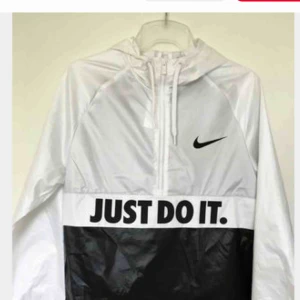  - köpt för 2/3 år sen för ca. 800kr Använd enstaka gånger så är som i nyskick! Är i Strl L men jag gillar oversize så köpte i L (har S vanligtvis) passar alla från storlek XS-L😇 Betalning sker via swish💸Köparen står för frakten💕