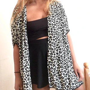  - Kimono med leopard tryck.  Kan mötas upp i Stockholm annars står köparen för frakt.⭐️