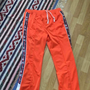  - Orangea trackpants från Champion. Aldrig använda 